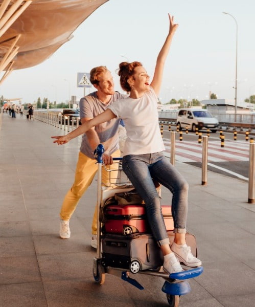 man en vrouw klaar om hun reis te beginnen. De vrouw zit op de bagagekar