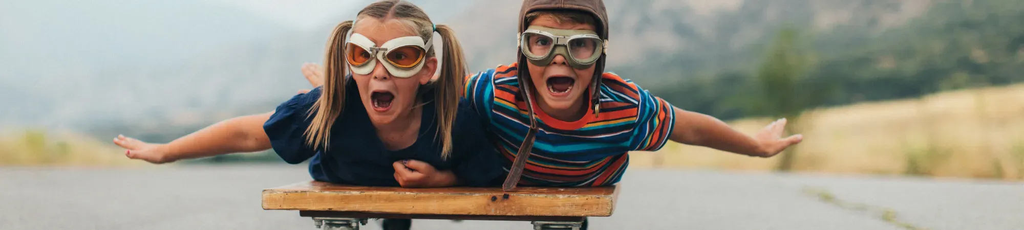 jongen meisje vliegtuig skateboard