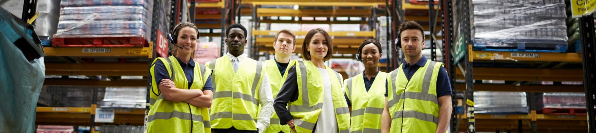 Zes kandidaten met gele hesjes die werken in de logistiek. 