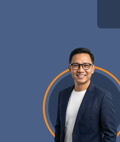 Consumer sector recruitment – smiling professional with glasses in a navy blazer, Select Headhunter Indonesia
