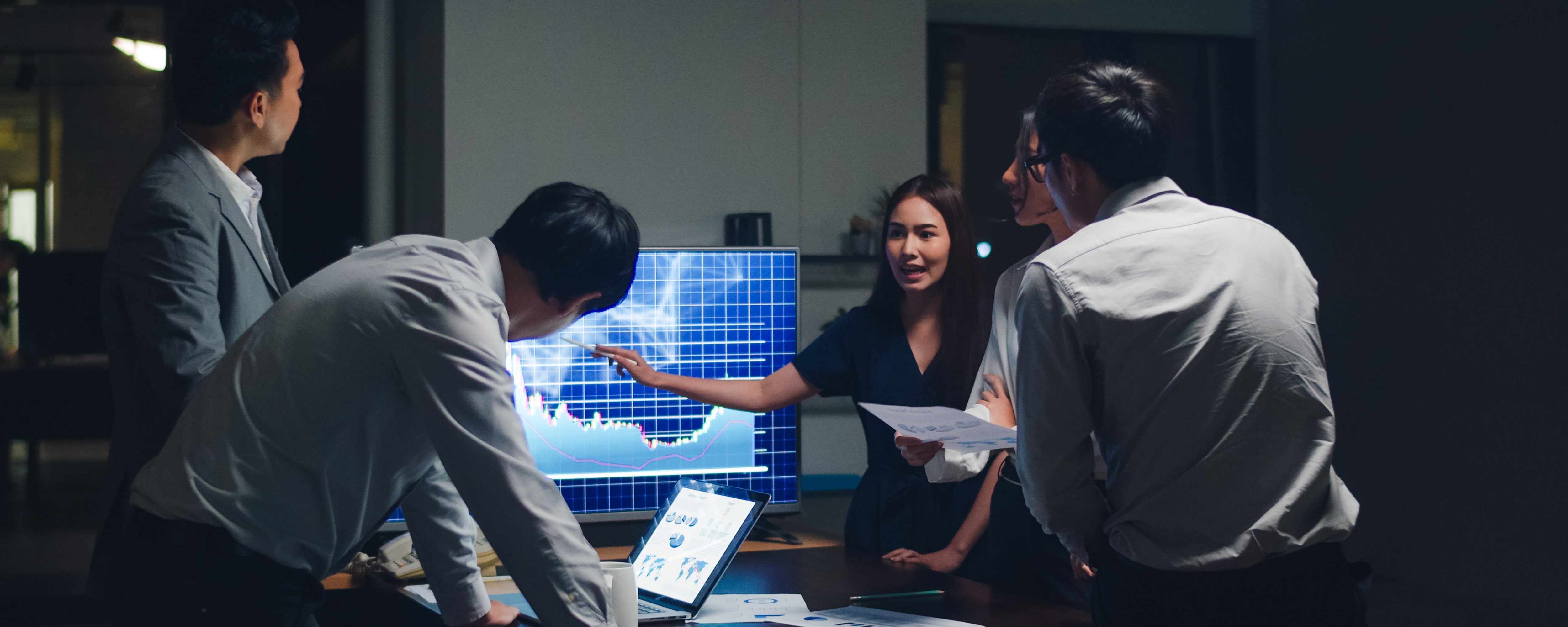 Asia Businessmen Businesswomen Meeting Brainstorming Ideas Conducting Business Presentation Project Colleagues Working Together Plan Success Strategy Enjoy Teamwork Small Modern Night Office Min