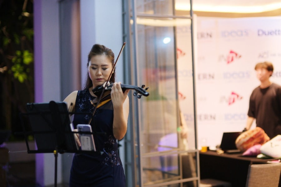violinist playing