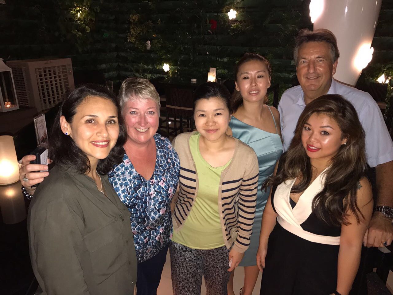 Hospitality networking group of 2 gentlemen and four ladies