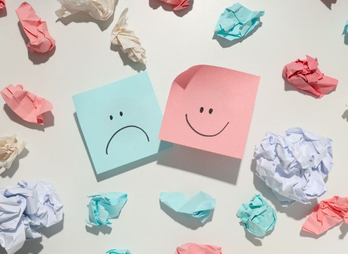 post it notes depicting a sad and smiley face