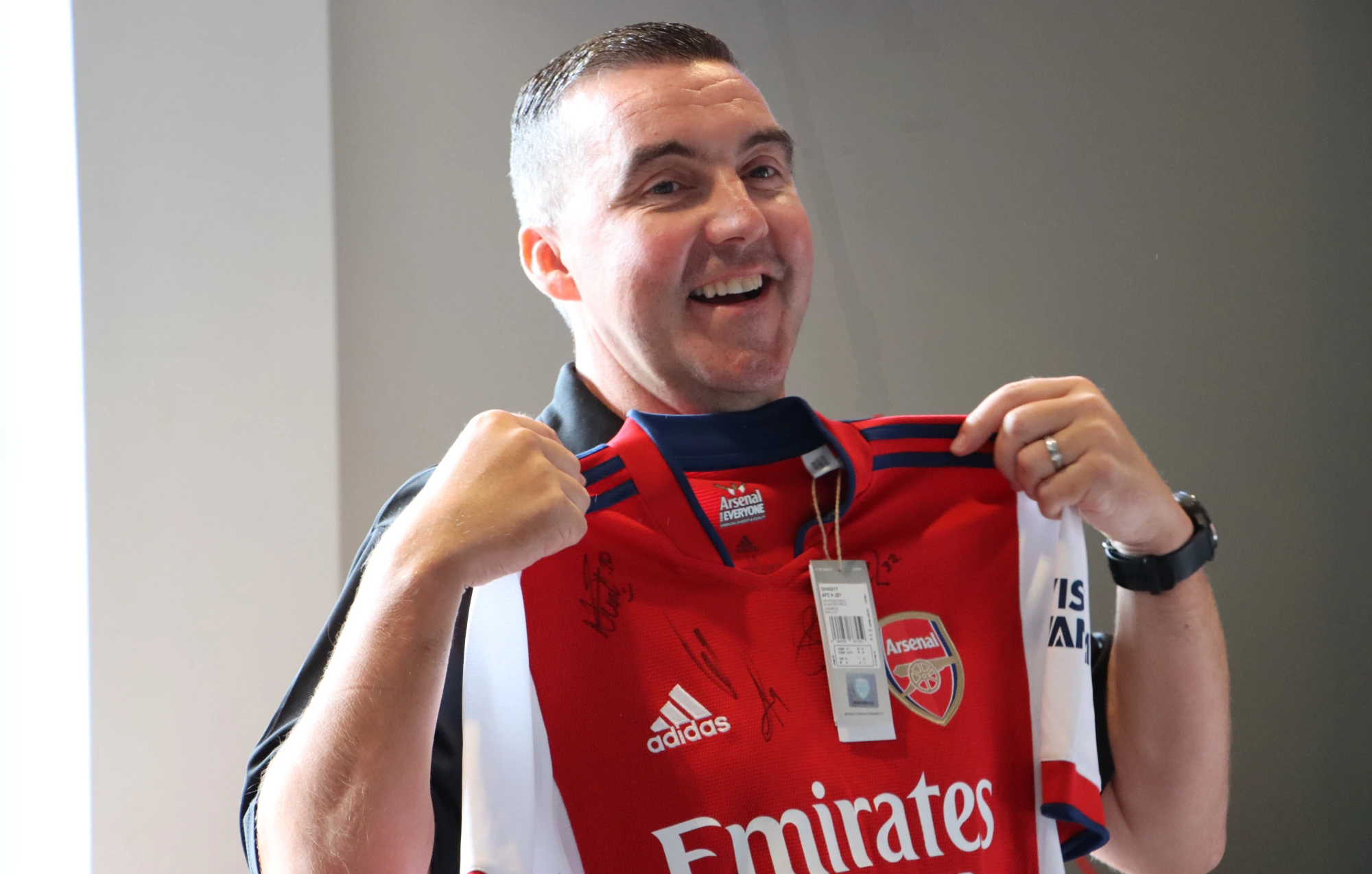 3D's Damian Doherty models a signed Arsenal shirt