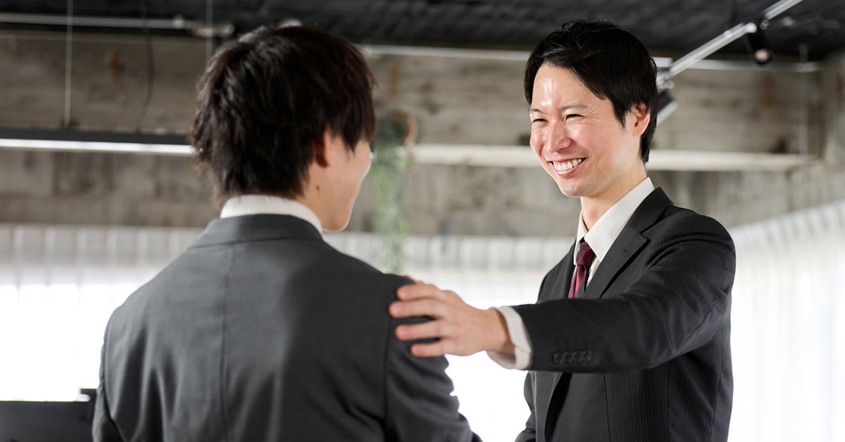 Japanese Businessman Shaking Hands With His Boss At His Office Smiling And Encouraging (1)