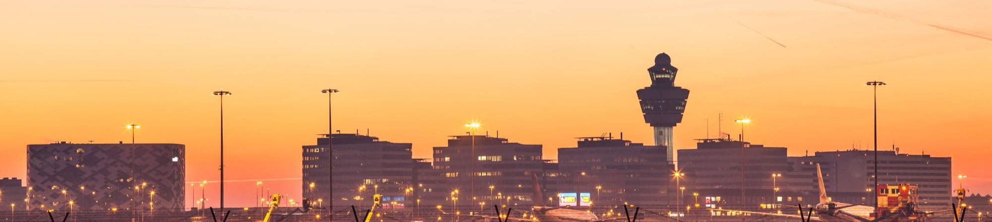 Schiphol in de avond met vliegtuigen. Luchtvaart