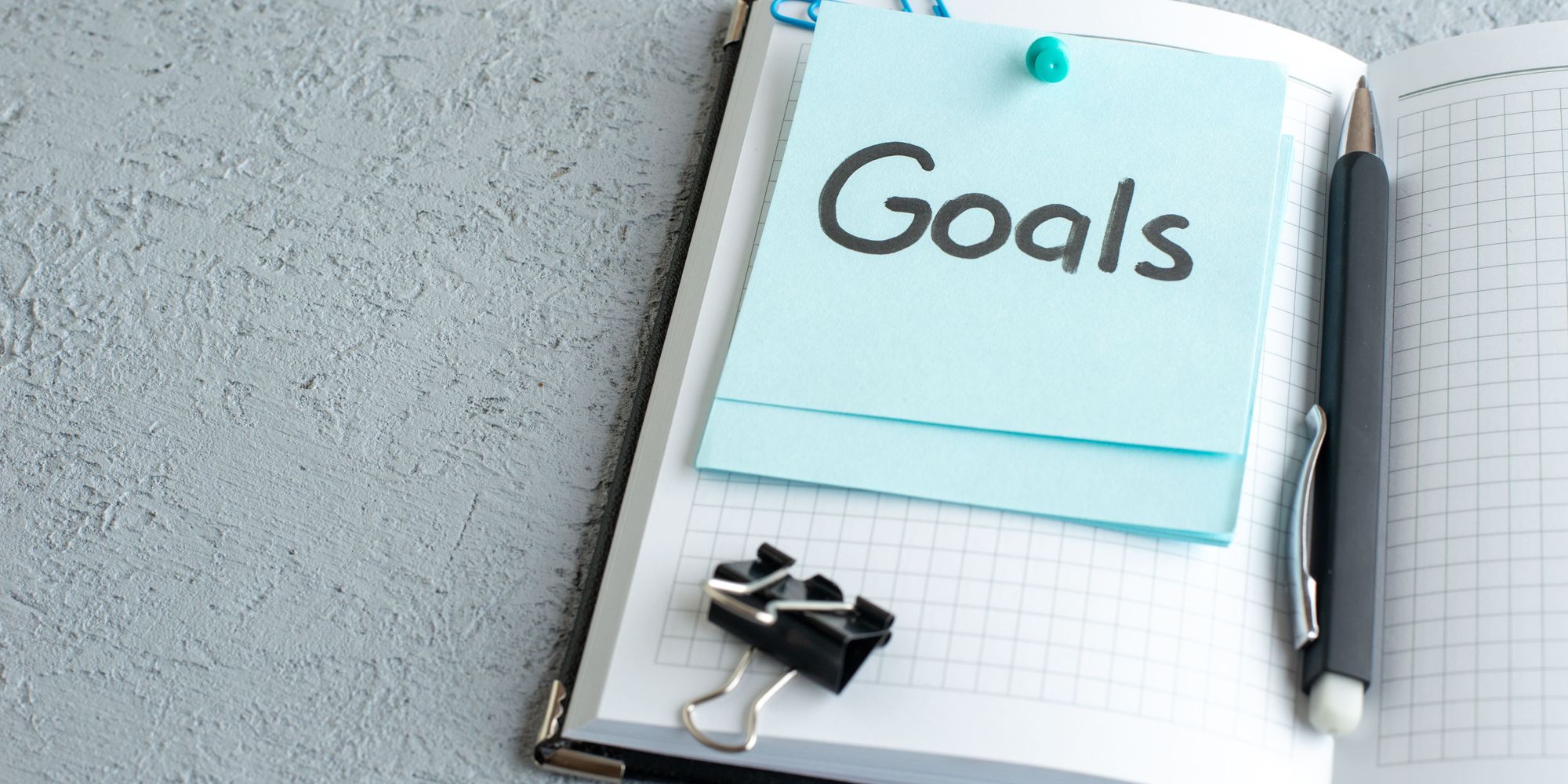 Front View Goals Written Note With Pen White Background Min