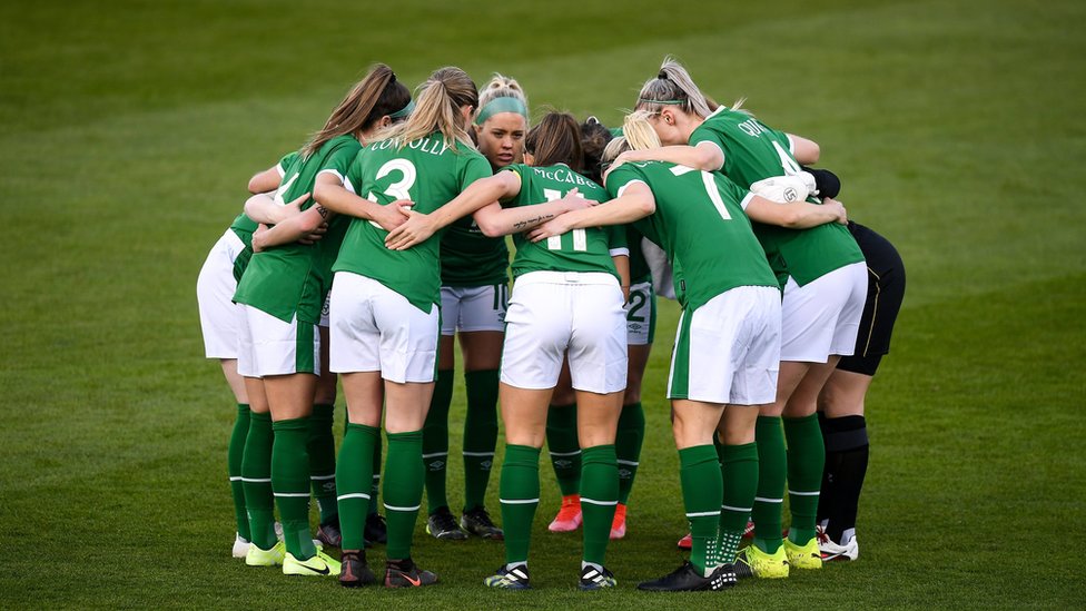 The Ireland Womens Soccer Team in a huddle