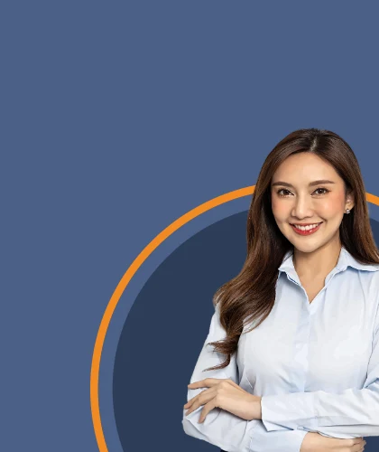 Cyber security executive search – smiling professional with long hair and arms crossed, Select Headhunter Indonesia