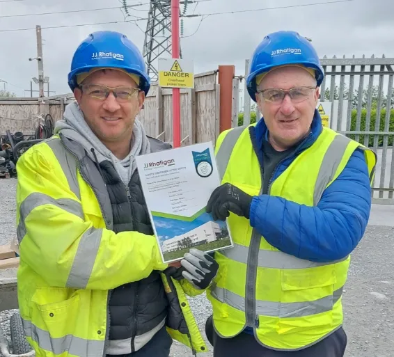 Mike receives his Safety Performer award from Shane Reen of JJ Rhatigan & Co at the MTU Tralee site