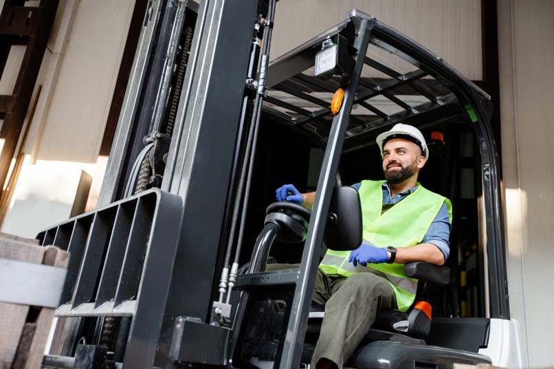 werknemer die een heftruck aan het besturen is