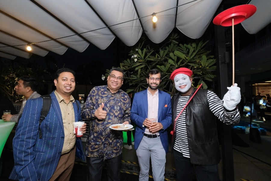 mime spinning a plate with 3 men